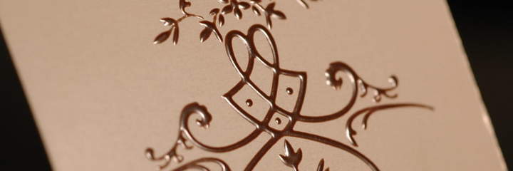 Serigrafia specializzata nella produzione di etichette e cartellini per abbigliamento stampati con metodo flock, braille, termoplastico. Etichette in tessuto stampate con inchiostro a solvente e termoplastico. Etichette e cartellini per abbigliamento e pronto moda.